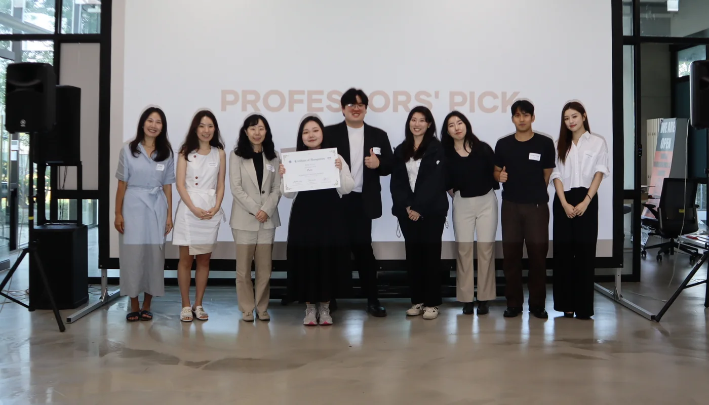 Our team and the professors in front of the Professors’ Pick slide, holding the certificate