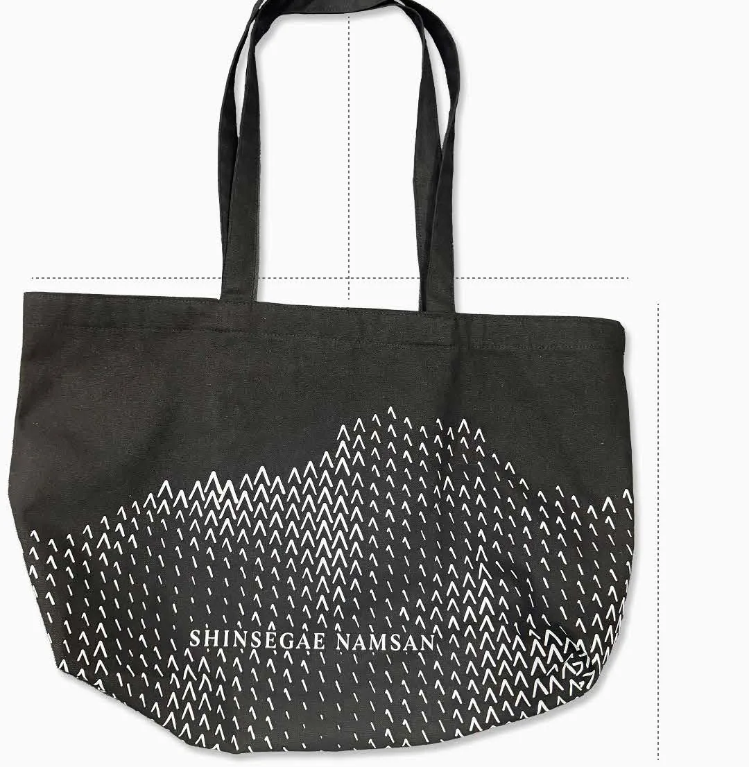 Namsan tote bag in black with the white mountain pattern, with its dimensions